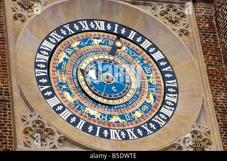 Die berühmten späten mittelalterliche astronomische Uhr am Anne Boleyn Torhaus am Hampton Court Palace Stockfoto