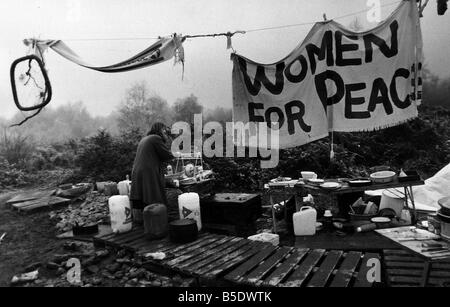 Demonstrationen CND Frauen protestieren außerhalb der amerikanischen nuklearen Air Base in Greenham Common in Berkshire in rauen Bedingungen leben Stockfoto