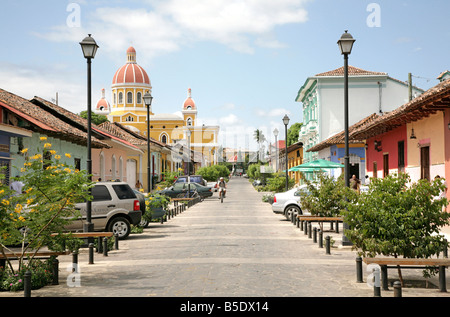 historische Straße Calle La Calzada Granada Nicaragua zentrale Kolonialamerika zum UNESCO-Weltkulturerbe in Lateinamerika Stockfoto