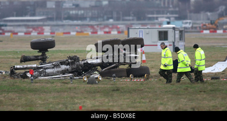 Die Untersuchung beginnt in der British-Airways-Maschine, welche Absturz landete am s Flughafen London Heathrow mit mehr als 150 Personen auf 17. Januar 2007 alle 136 Passagiere und 16 Crew nach der Boeing 777 fiel hinter der südlichen Start-und Landebahn in der Nähe einer viel befahrenen Straße Luft Unfälle Heathrow British Airways überlebt Stockfoto