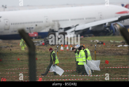 Die Untersuchung beginnt in der British-Airways-Maschine, welche Absturz landete am s Flughafen London Heathrow mit mehr als 150 Personen auf 17. Januar 2007 alle 136 Passagiere und 16 Crew nach der Boeing 777 fiel hinter der südlichen Start-und Landebahn in der Nähe einer viel befahrenen Straße Luft Unfälle Heathrow British Airways überlebt Stockfoto