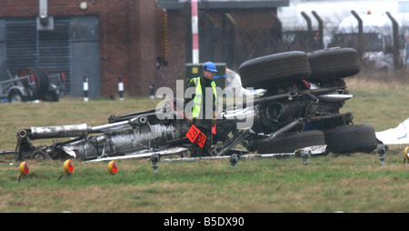 Die Untersuchung beginnt in der British-Airways-Maschine, welche Absturz landete am s Flughafen London Heathrow mit mehr als 150 Personen auf 17. Januar 2007 alle 136 Passagiere und 16 Crew nach der Boeing 777 fiel hinter der südlichen Start-und Landebahn in der Nähe einer viel befahrenen Straße Luft Unfälle Heathrow British Airways überlebt Stockfoto