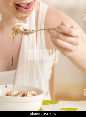 Nahaufnahme der jungen Frau ums Himbeereis essen Stockfoto