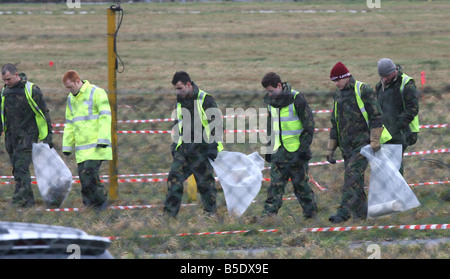 Die Untersuchung beginnt in der British-Airways-Maschine, welche Absturz landete am s Flughafen London Heathrow mit mehr als 150 Personen auf 17. Januar 2007 alle 136 Passagiere und 16 Crew nach der Boeing 777 fiel hinter der südlichen Start-und Landebahn in der Nähe einer viel befahrenen Straße Luft Unfälle Heathrow British Airways überlebt Stockfoto