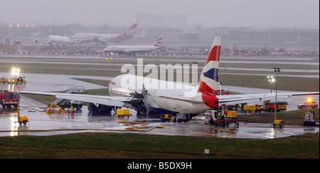 Die Untersuchung beginnt in der British-Airways-Maschine, welche Absturz landete am s Flughafen London Heathrow mit mehr als 150 Personen auf 17. Januar 2007 alle 136 Passagiere und 16 Crew nach der Boeing 777 fiel hinter der südlichen Start-und Landebahn in der Nähe einer viel befahrenen Straße Luft Unfälle Heathrow British Airways überlebt Stockfoto