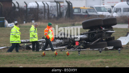 Die Untersuchung beginnt in der British-Airways-Maschine, welche Absturz landete am s Flughafen London Heathrow mit mehr als 150 Personen auf 17. Januar 2007 alle 136 Passagiere und 16 Crew nach der Boeing 777 fiel hinter der südlichen Start-und Landebahn in der Nähe einer viel befahrenen Straße Luft Unfälle Heathrow British Airways überlebt Stockfoto