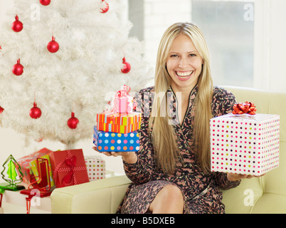 Frau mit Weihnachtsgeschenke Stockfoto
