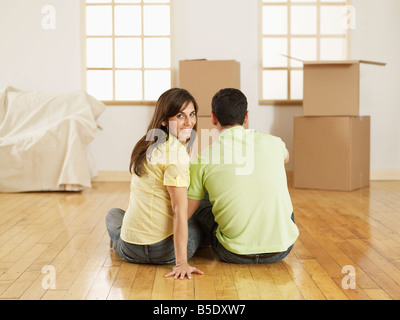 Paar in der Nähe von Kartons Stockfoto