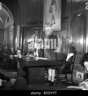 Pandit Jawaharlal Nehru auf seiner Pressekonferenz statt auf India House während seines Besuchs in Großbritannien. März 1961 Stockfoto