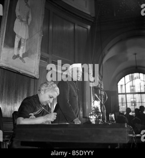 Pandit Jawaharlal Nehru auf seiner Pressekonferenz statt auf India House während seines Besuchs in Großbritannien. März 1961 Stockfoto