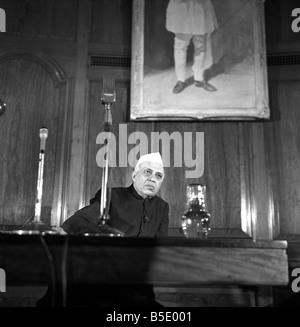 Pandit Jawaharlal Nehru auf seiner Pressekonferenz statt auf India House während seines Besuchs in Großbritannien. März 1961 Stockfoto