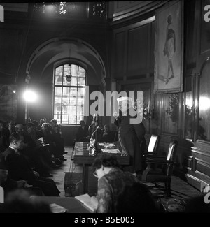 Pandit Jawaharlal Nehru auf seiner Pressekonferenz statt auf India House während seines Besuchs in Großbritannien. März 1961 Stockfoto