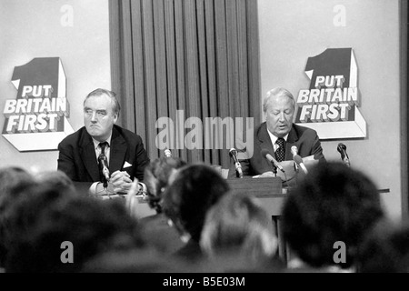 Tory Pressekonferenz: William Whitelaw und Edward Heath: Leader bei der Beantwortung von konservative Partei Frage aus der Presse während der Fahrt bis zu den Parlamentswahlen. September 1974 Stockfoto