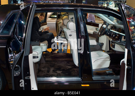 Paris, Frankreich, Paris Auto Showcar Rolls-Royce Phantom, auf Anzeige Frau besuchen innen, offene Türen Stockfoto