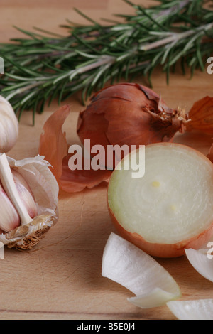 Zwiebeln, Knoblauch und Rosmarin Stockfoto