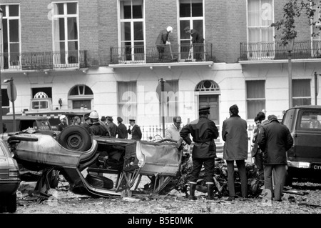 Terrorismus: IRA London Autobombe Richard Charnley Auto Connaught Square W2 befestigt. Die Bombe explodiert unter seinem Mercedes, spiegeln das Auto auf den Kopf gestellt. Charnley, einen Anwalt in der Stadt überlebt.; ich t scheint, dass er das falsche Opfer war. Die ÔrightÕ einer war wahrscheinlich ein weiterer Bewohner des Platzes: John Gorst MP oder Derreck Raynor, managing Director von Selfridges.; O Ihr Bild zeigt; Mitglieder der Anti-Terror-Squad Examinie das Wrack des Autos. ; November 1975 Stockfoto