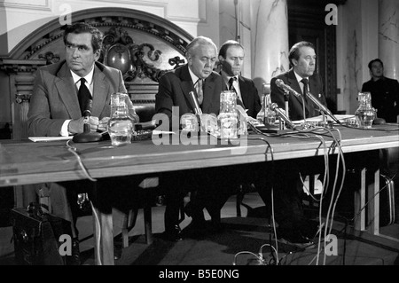 Premierminister Harold Wilson mit der Schatzkanzler Denis Healey gesehen hier ein Statement an die industrielle Gipfelkonferenz. Diese Konferenz werden als die G7 und dann die G8 wirtschaftliche Konferenzen kennen. November 1975 Stockfoto