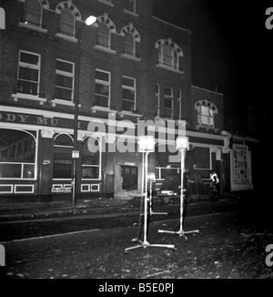 IRA Bombing Kampagne: Bombe Wracks Irish Pub, Biddy Mulligar in Kilburn, London. Dezember 1975 Stockfoto