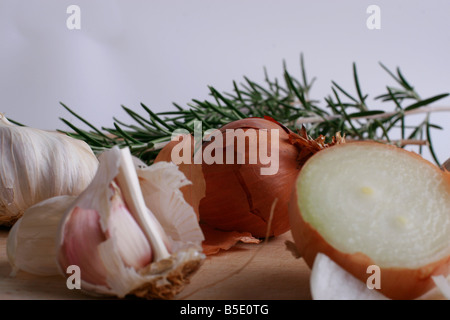 Zwiebeln, Knoblauch und Rosmarin Stockfoto