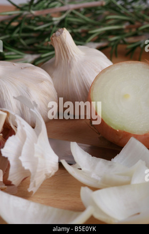 Zwiebeln, Knoblauch und Rosmarin Stockfoto