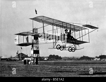 Angesehenen britischen Luftfahrt-Pionier, Claude Graham-White, begleitet von einer Dame Passagier in seiner Henri Farman-Doppeldecker 1910.; Dieses Bild ist am ehesten auf Hendon in Middlesex getroffen worden sind, im April 1910 absolvierte die ersten Nachtflug in Großbritannien beim Versuch, einen Rivalen während des London zum Manchester Air Race um ein Preisgeld von £10.000 zu überholen. . ...er ist fehlgeschlagen. ; P001023 Stockfoto