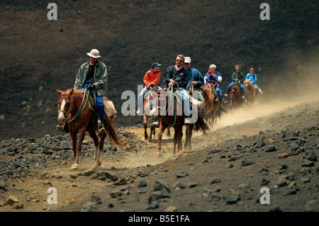 Touristen auf Reiten am Krater, Sliding Sands Trail, Haleakala National Park, Maui, Hawaii, Hawaii, USA Stockfoto