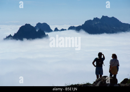 Wanderer, schauen über den Wolken von Paradise Park auf Mount Rainier Vulkan, der höchste Punkt im Staat Washington State, USA Stockfoto