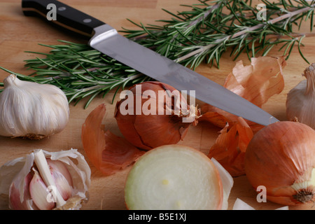 Zwiebeln, Knoblauch und Rosmarin Stockfoto