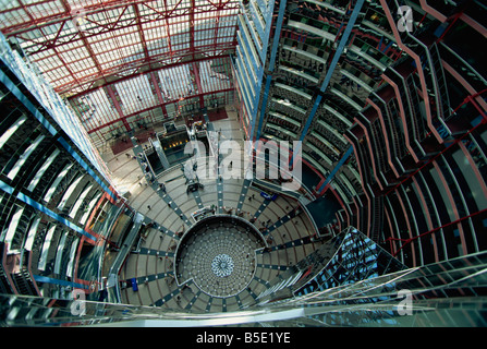 Blick hinunter auf das Atrium des Staates Illinois Gebäudes auf LaSalle Street, Downtown Chicago, Illinois, USA Stockfoto