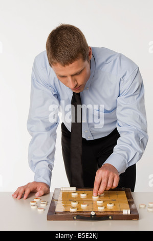 Geschäftsmann, chinesisches Schach spielen Stockfoto