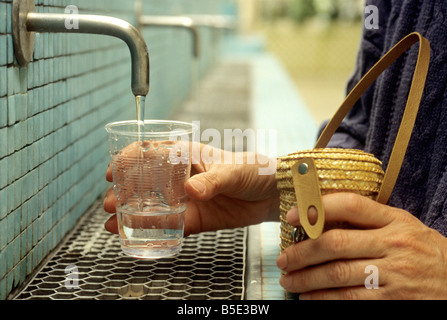 Glas mit Heilwasser, Kurort Vichy, Auvergne, Frankreich, Europa Stockfoto