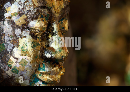 Buddha Gesicht mit Blattgold. Buddhistische Anhänger gelten Schichten Blattgold auf Buddha-Statuen, Verdienst zu bilden. Stockfoto