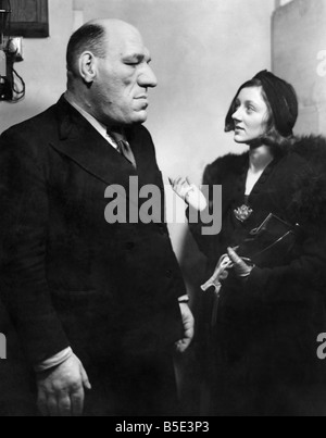 Abgebildet ist der Engel, ein Ringer und ehemaliger französischer Rugby-Spieler, die mit bürgerlichem Namen Maurice Tillett ist mit Elaine Hutchinson vor dem Kampf am Ring in Blackfriars; Ca. 1938 Stockfoto