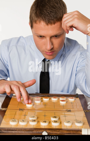 Geschäftsmann, chinesisches Schach spielen Stockfoto