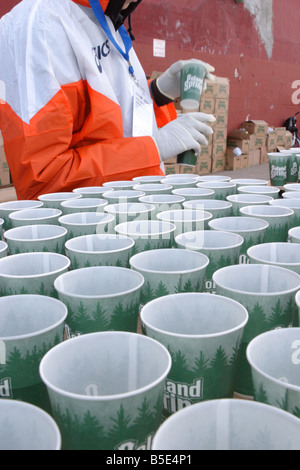 Eine freiwillige Vorbereitung Tassen Polen Quellwasser am vorbereitet für die Läufer von den New York Marathon 2008 Stockfoto