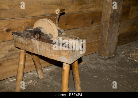 Primitive Hand Holzbearbeitungswerkzeugen wie von Huron-Indianern in 1650-1700 auf dem Display an Saint-Marie unter den Huronen in Midland Ont verwendet Stockfoto