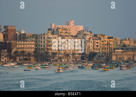 Sonnenaufgang am Horizont an der Corniche in Alexandria Ägypten Stockfoto