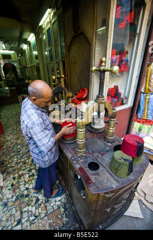 Hüte machen im islamischen Kairo letzte Tarbusch Hutmacher in Kairo Stockfoto