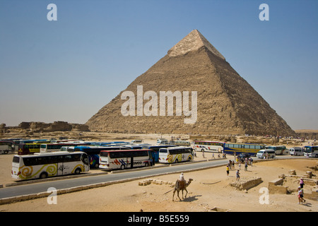 Touristenbusse an der Pyramide des Chephren in Gizeh Ägypten Stockfoto