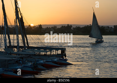 Feluke Segelboot auf dem Nil in Luxor Ägypten Stockfoto