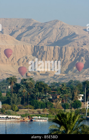 Fahrt mit dem Heißluftballon über das Westjordanland und Tal der Könige in Luxor, Ägypten Stockfoto