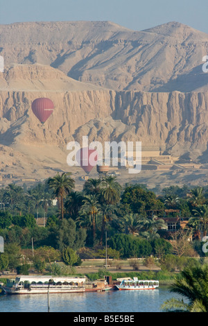 Fahrt mit dem Heißluftballon über das Westjordanland und Tal der Könige in Luxor, Ägypten Stockfoto