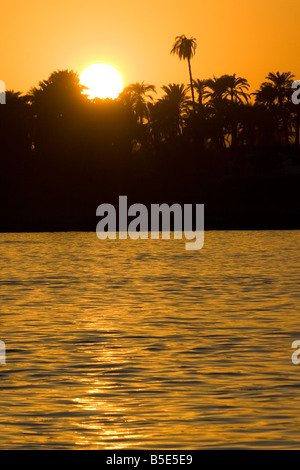 Sonnenuntergang am Nil in Luxor Ägypten Stockfoto