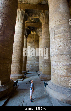 Kleine Jungen und großen Säulen der Tempel des Horus in Edfu Ägypten Stockfoto