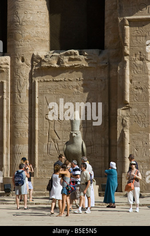 Statue von der ägyptische Gott Horus an den Horus Tempel in Edfu, Ägypten Stockfoto