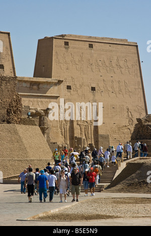 Touristen auf den Tempel des Horus in Edfu, Ägypten Stockfoto