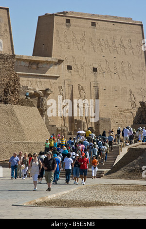 Touristen auf den Tempel des Horus in Edfu, Ägypten Stockfoto