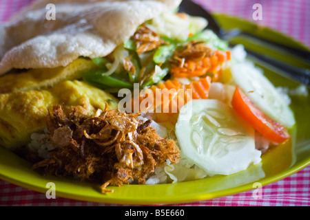 Nasi Campur in Sapit auf der Insel Lombok in Indonesien Stockfoto