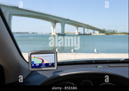 GPS-Satelliten-Navigationssystem auf der Windschutzscheibe eines Autos in Clearwater, Florida, USA Stockfoto