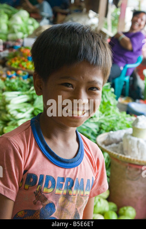 Indonesische junge auf einem Markt in Rantepao auf Sulawesi in Indonesien Stockfoto